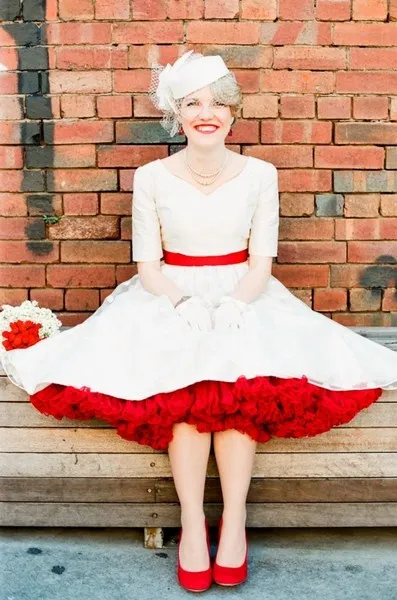 Roter geraffter Petticoat-bunter Tüll-Unterrock nach Maß für Hochzeitskleid-formale Kleider-Fünfzigerjahre Art-Petticoat-Brautzusätze