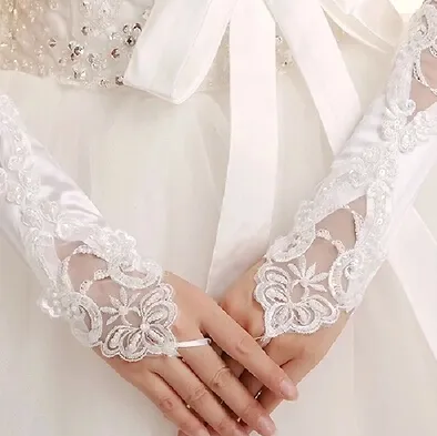 Weiß oder Elfenbein Brauthandschuhe Fingerlose kurze Spitzenapplikationen Hochzeitsfesthandschuhe Günstige Handschuhe für Bräute mit Perlen unterhalb der Ellbogenlänge