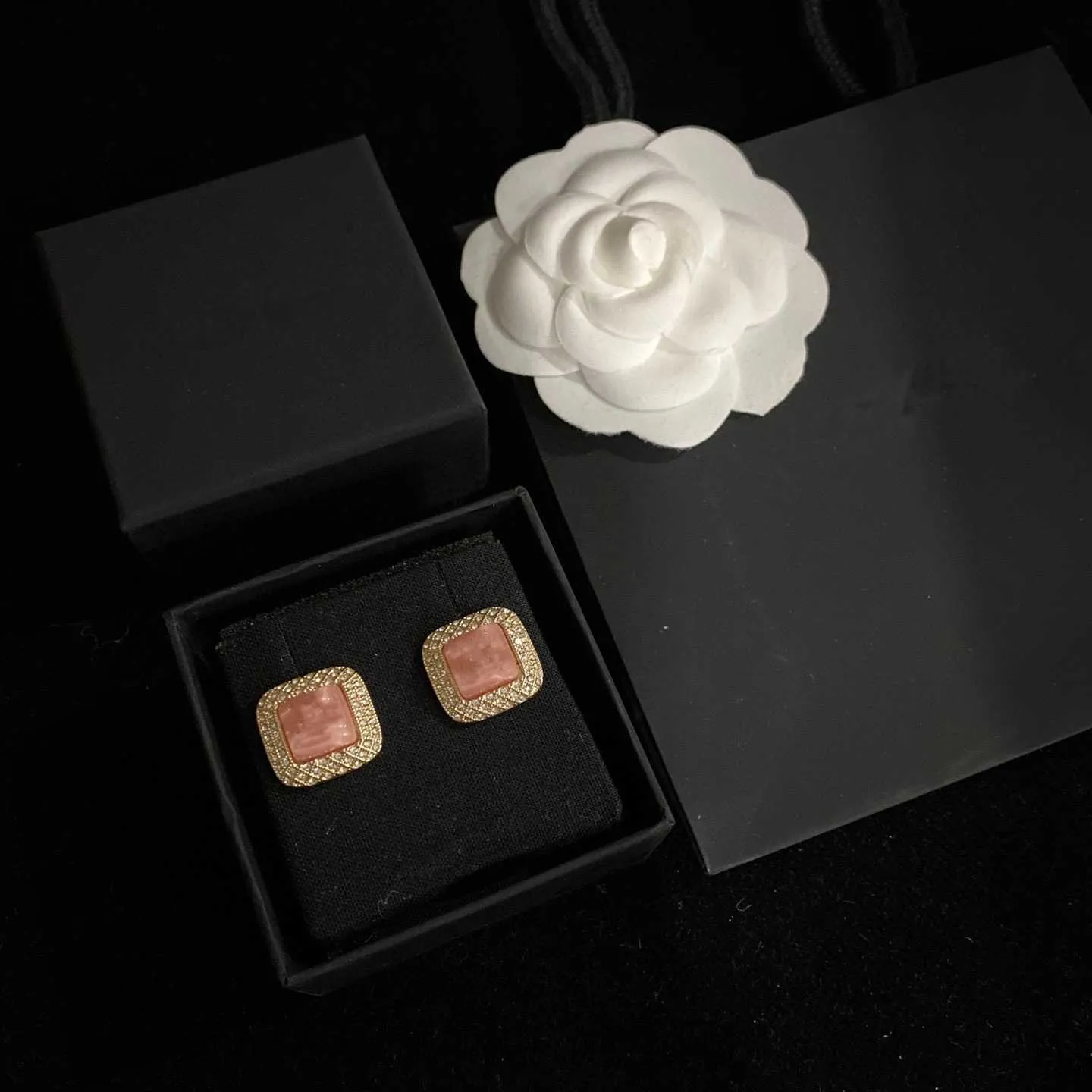 Top 2021 Nowa Gorąca Marka Biżuteria Dla Kobiet Różowa Żywica Projekt Party Light Gold Color C Nazwa Stamp Kryształowe kolczyki