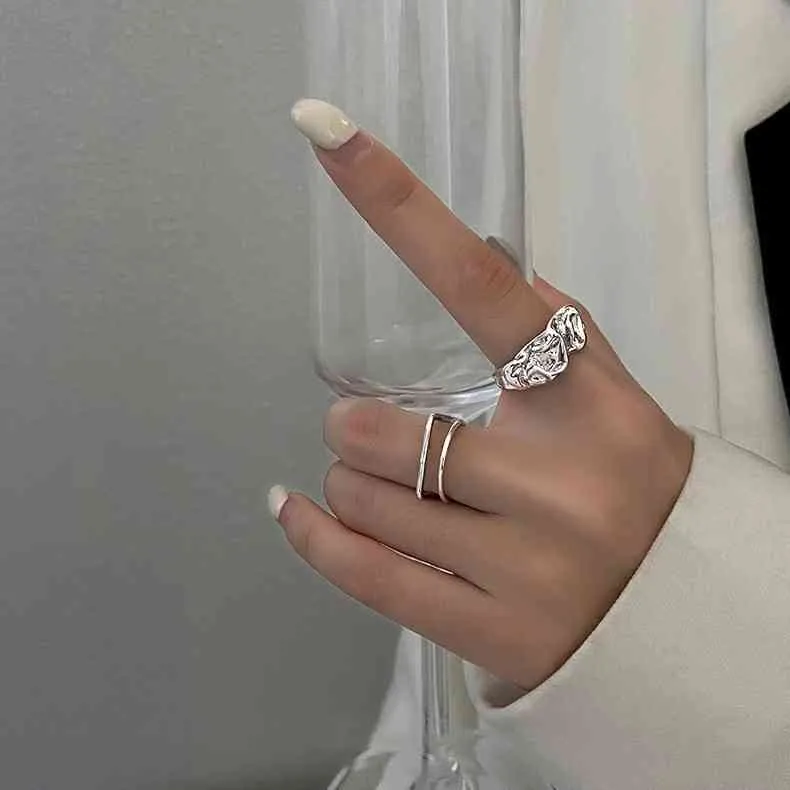 Leichter Luxus-Persönlichkeits-Nischen-Design-High-Sense-Ring für Frauen mit unregelmäßiger Öffnung und schlichter Textur