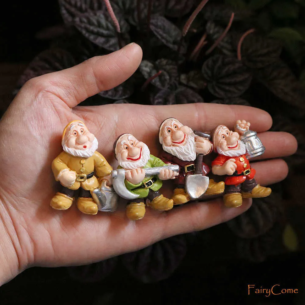 Set of 7 Miniature Fairy Garden Gnomes Dwarf Figurines Mini Resin Elf Figures Funny Bonsai Micro Statue Decoration 210804