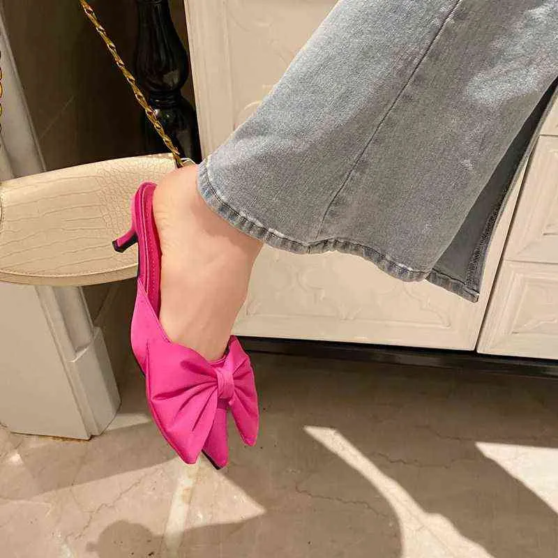 Pantofole da donna alla moda Tacchi bassi sottili Nero Rosa Scarpe rosse Punta a punta Design con fiocco grande Slip On Scarpe da spiaggia estive Eleganti muli Y220221