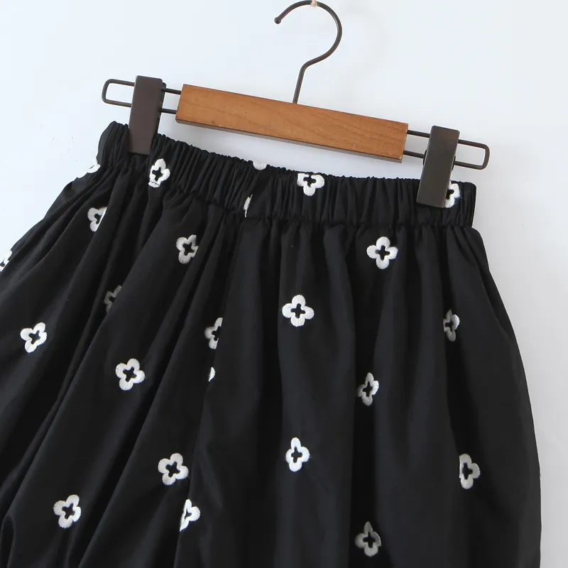 Kvinnor Vintage Black Flower Broderi Loose Shorts Summer High-Waist Fold Bud Bloomers 210514