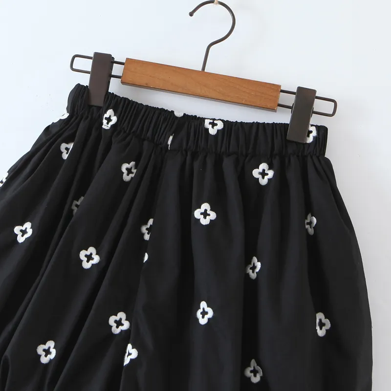 Women vintage black flower embroidery loose shorts summer high-waist fold bud bloomers 210514