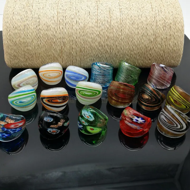 17 sztuk / partia losowo zmieszane z kolorowymi pierścieniami glazurami Murano Gold Folia Color Pierścień więcej 17-19 mm
