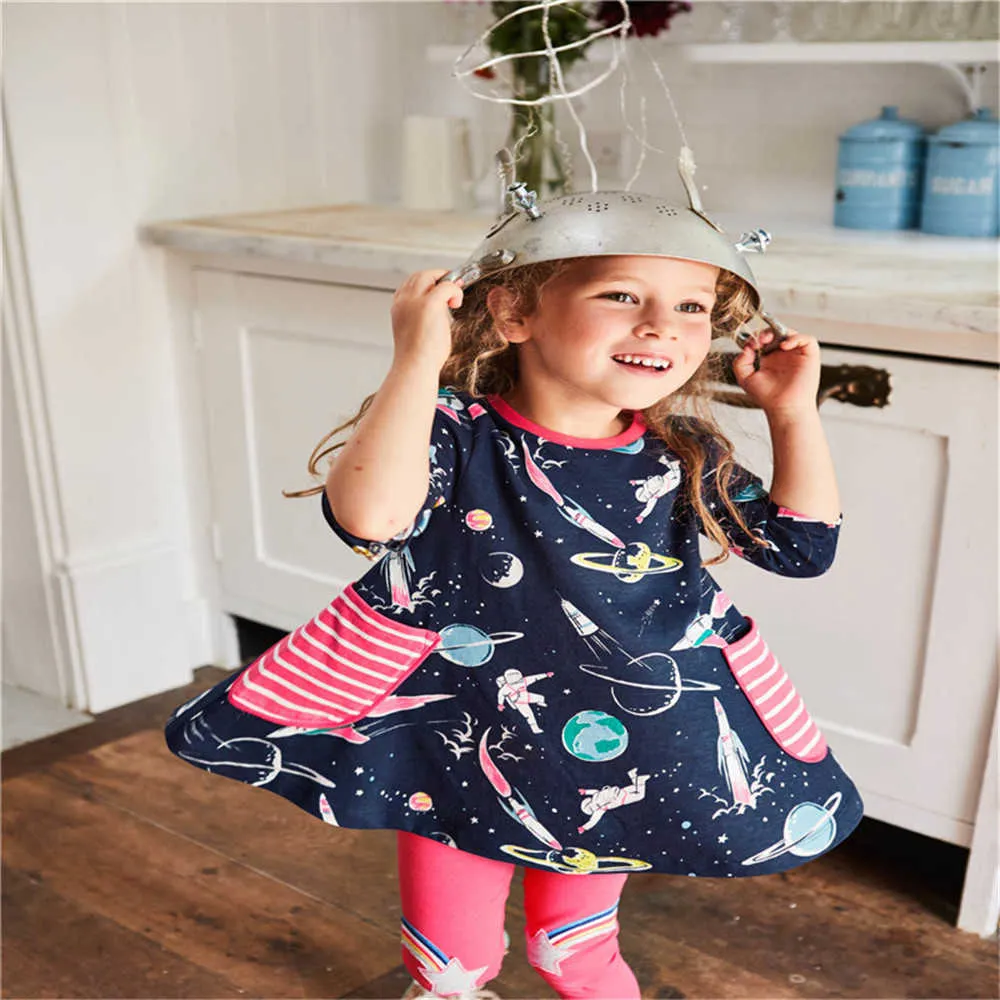 Hoppmätare Ankomst Barnens bomullsklänningar med rymdtryck Gulliga fickor Prinsessan Långärmad Baby Frock Fashion Dress 210529