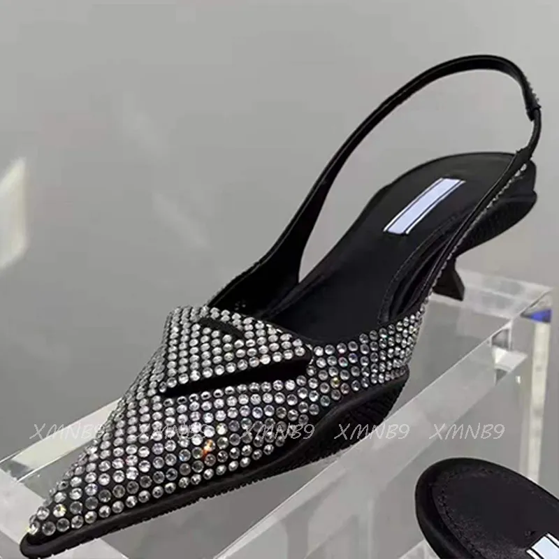 Damer Fritidsskor Designer Loafers 2023 Ny Diamond Loafer Lyx Dam Bling Rhinestones Counter Quality Svart Mode Lädersandaler