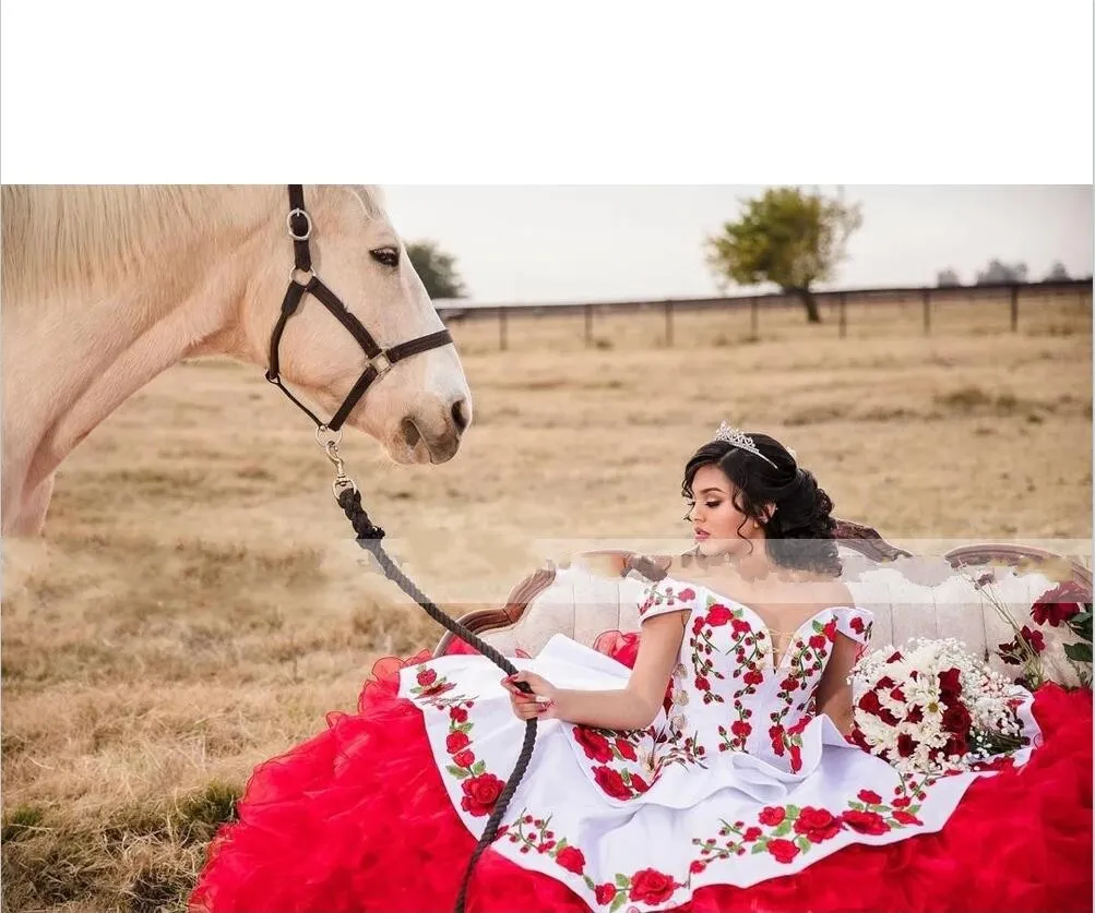 2022 Witte rode charro quinceanera jurken baljurken uit schouderbloem applique kralen kristal prom sweet 16 jurk Mexicaans 205E
