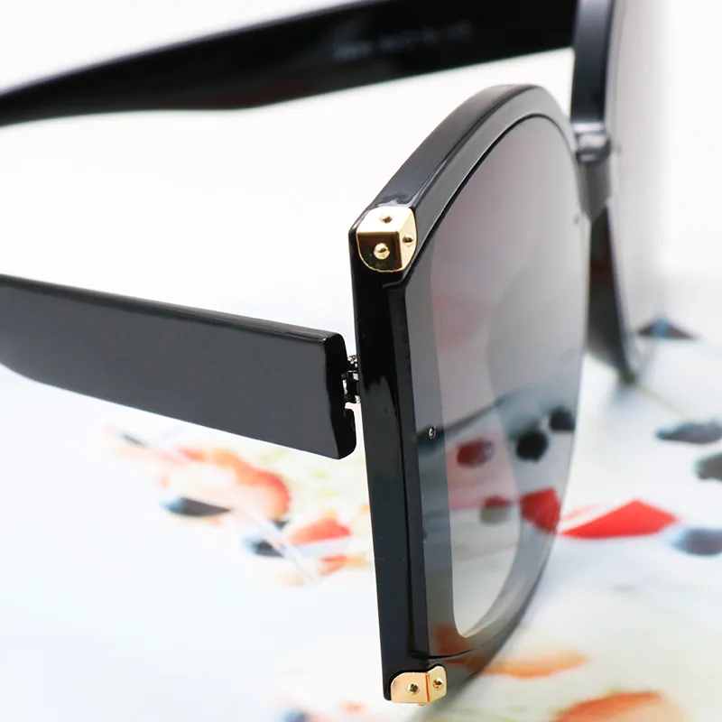 Zonnebrillen voor mannen Hoogwaardige luxe designer Zonneglazen Retro -stijl Women D vormlens voorkomen UV -bril 5 soorten kleur309Q