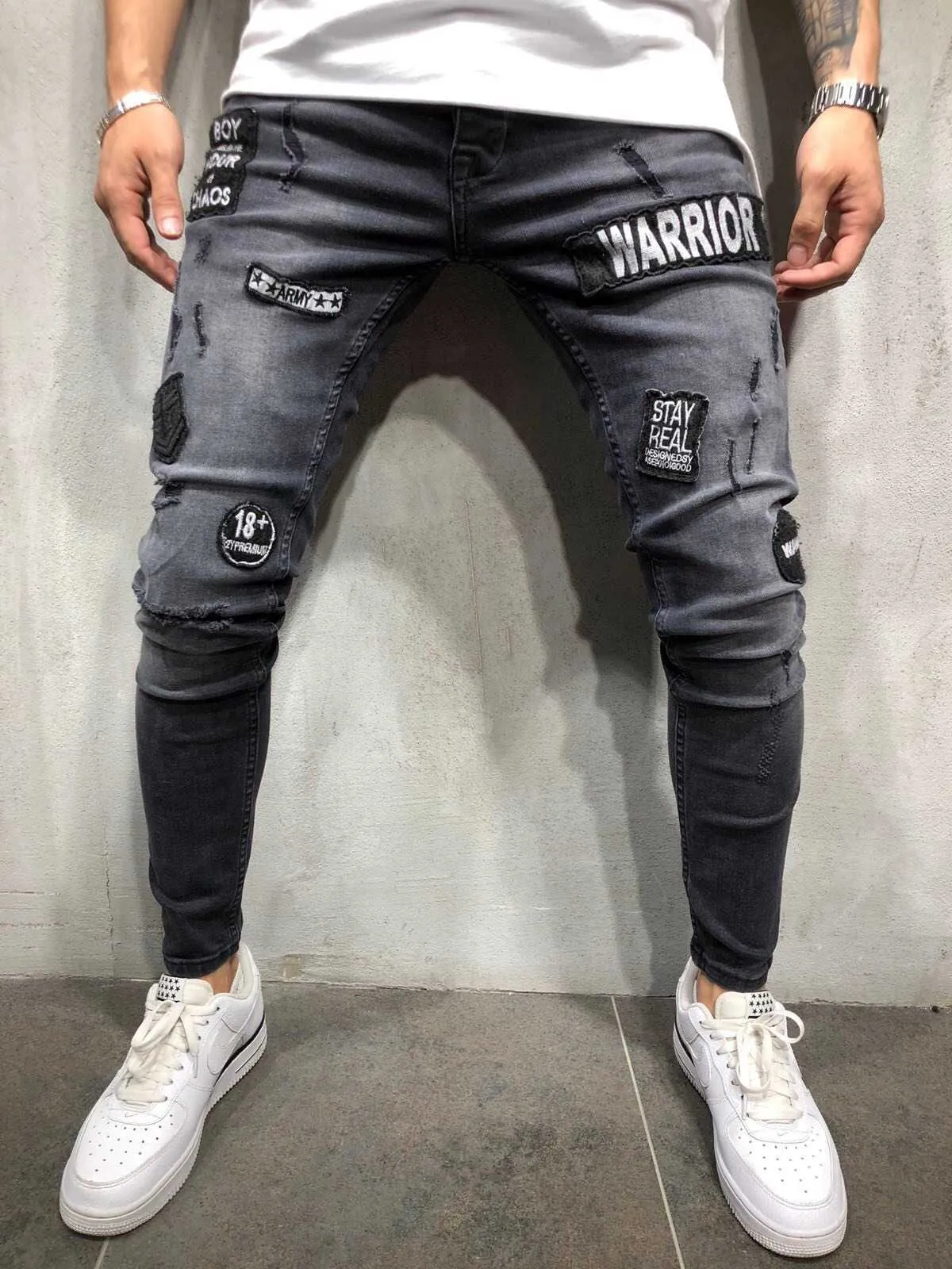 2021 Tendance de la mode pour hommes Jeans skinny gris Black Ripped Badge Patch Gaultier Homme Streetwear Small Foot Jeans pour hommes X0621