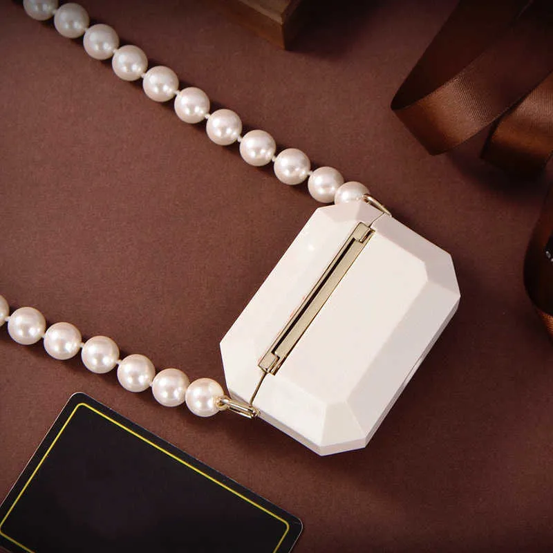 2022 Marca Joyería de moda Mujeres Collar de cadena de perlas gruesas Partido Auricular Caja Diseño Collar Blanco Negro Resina Colgante de lujo 2059986