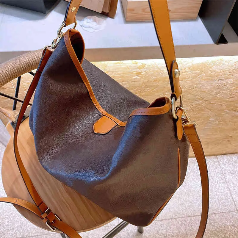 Designers populära väska för kvinnors nya axelväska med hög kapacitet med enkel textur till messenger-väska
