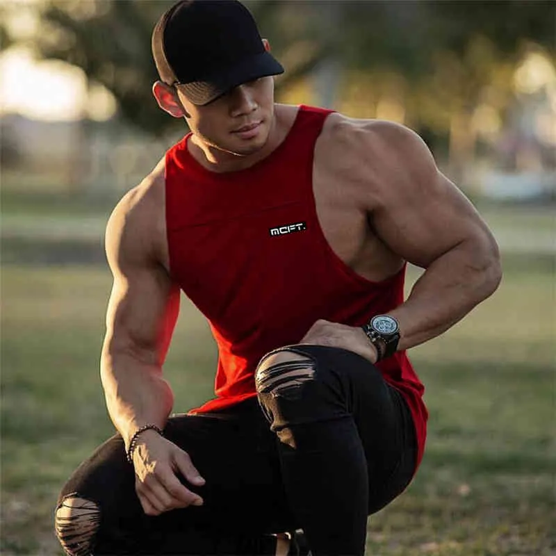 New design Men Brand Gyms Sleeveless Bodybuilding Tank Tops Men's Summer Fitness Vest Casual O-neck Men Tank Tops 210421