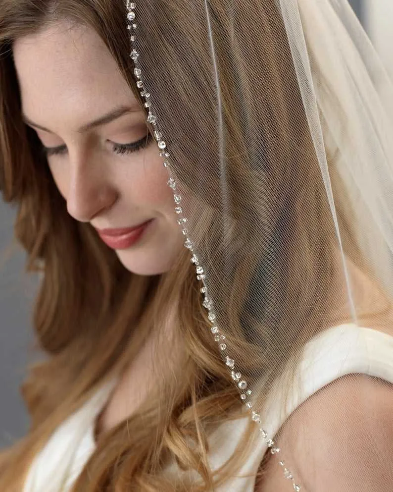 2021 Une couche courte bord de perles de cristal tulle doux élégant filet de mariée voile de mariage avec peigne en métal Welony Lubne X0726