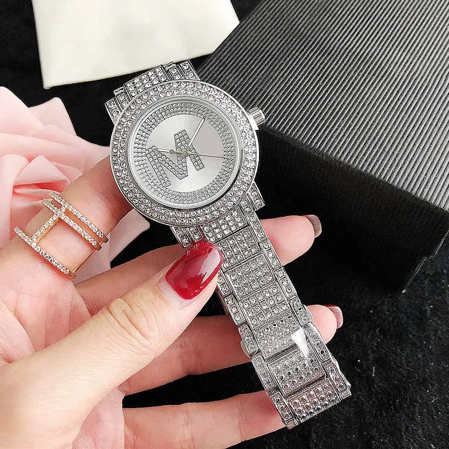 Marque montres femmes fille diamant cristal grandes lettres Style métal acier bande Quartz montre-bracelet M126