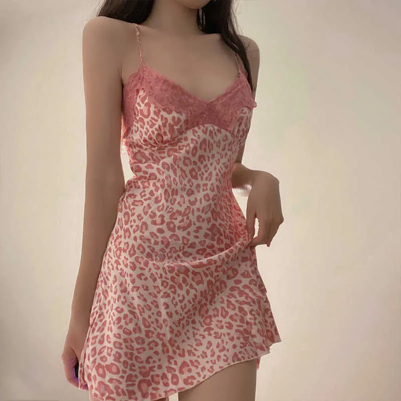セクシーなアイスシルクランジェリー怠惰な小さなピンクのヒョウの女性の寝室スリングナイトドレス動物パターン女性の家の服210924