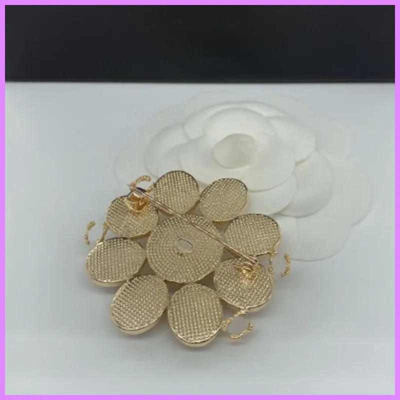 Women Pearl Brooch Gold Fashion Brooches Pins Luxury Designer Jewelry High Quality Ladies Accessories For Party Wedding Gifts D2112201F