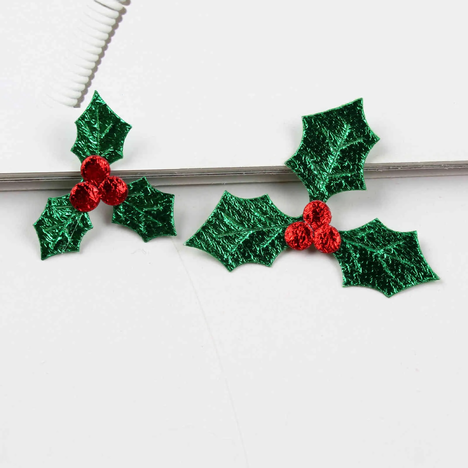 Bacca rossa con foglie verdi Decorazioni la decorazione dell'albero di Natale Accessori del tessuto di arte fai da te l'ornamento della festa domestica
