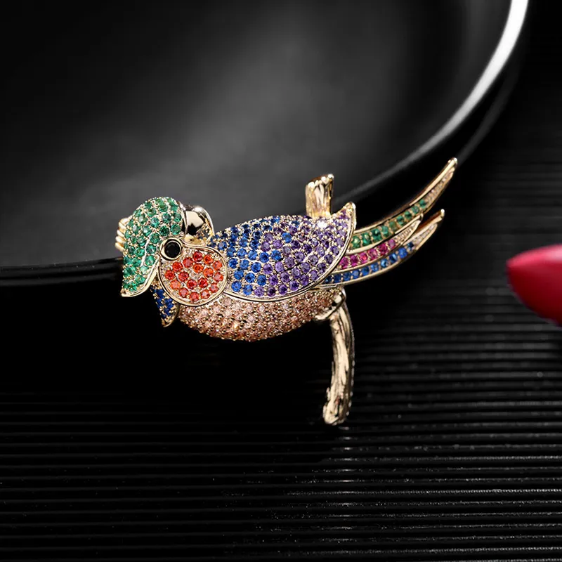 Multicolor Cubic Zirconia Bird Brosches Pins Korea Fashion Statement Animal Bouttoniere Tillbehör Lyx Bröllop Corsage