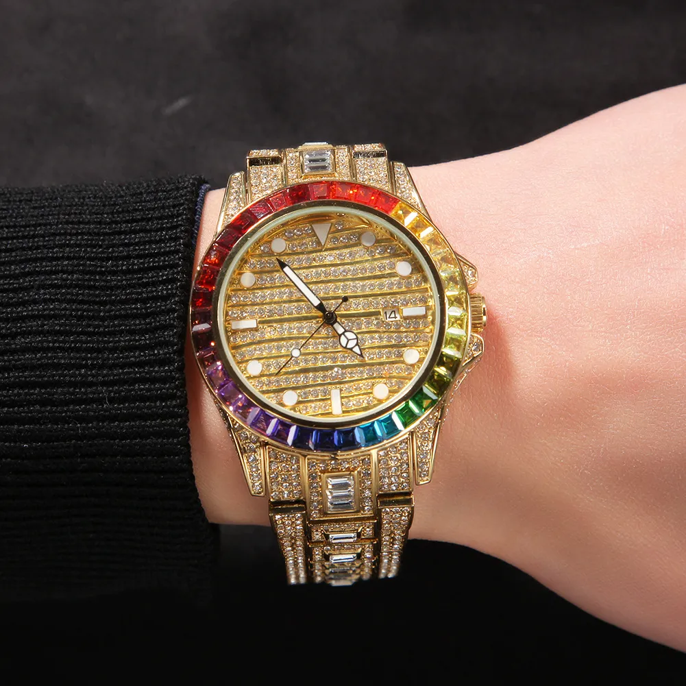 Ny högkvalitativ Hip Hop Colorful Watch 316L rostfritt stålfodral täcker full diamantkristallband klockor kvarts handledsklockor pu2940