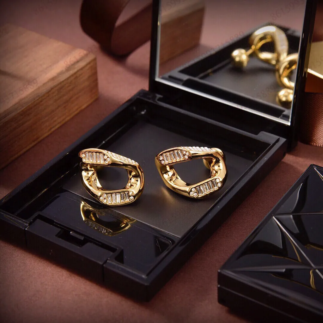 Royal Leveringen Nieuwe dames oorbellen Brass Materiaal Pating 18K Gold Highd Charm Women Earring Nieuwe Fashion Jewelry2366062