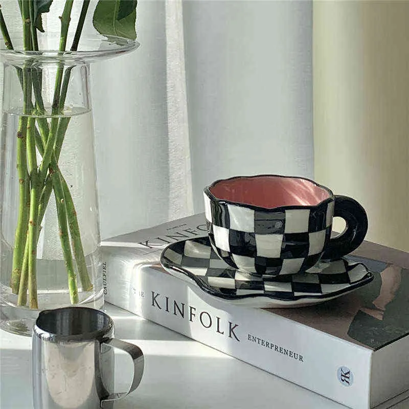 손으로 칠한 세라믹 머그잔 개인 체스 보드 원래 디자인 커피 컵 접시 차 우유 창조적 인 선물을 손잡이 드링크웨어 2285E