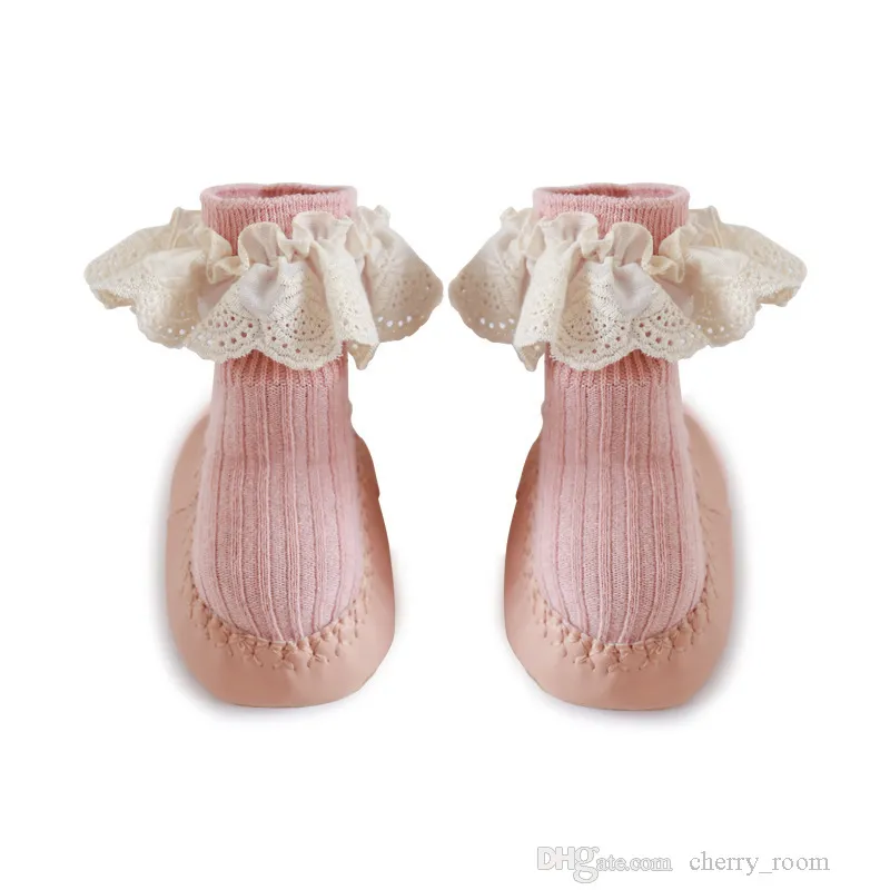 Осень зима девочек девочек кружева приказок напольные носки для обуви мода младенческая искусственная кожа дна прекрасный лодыжка высокий носок малыш вскользь hosiey d042