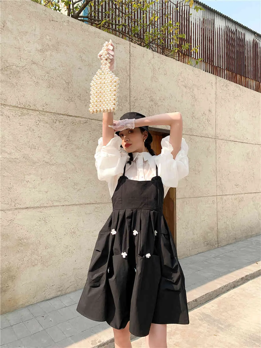 Vestido de tirantes de espagueti negro Primavera Daisy Floral Apliques Blackless Ruched Mujeres Coreano Kawaii Ropa 210427