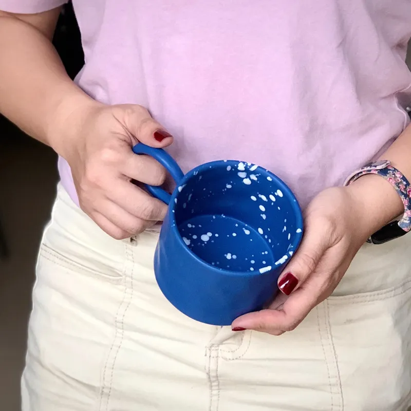 Grande boucle d'oreille tasse Ins tasse à café grande poignée pincement à la main bleu/blanc tasse en céramique tasses avec des points main froissement lait tasse 210409