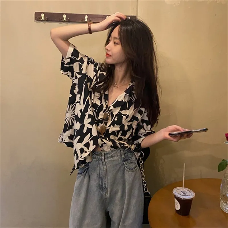 Qooth Retro Printed Floral Polo-Neck Single Breasted Blouse Womens Loose Short Sleeve Causal Shirt Summer Fashion Tops QT690 210518