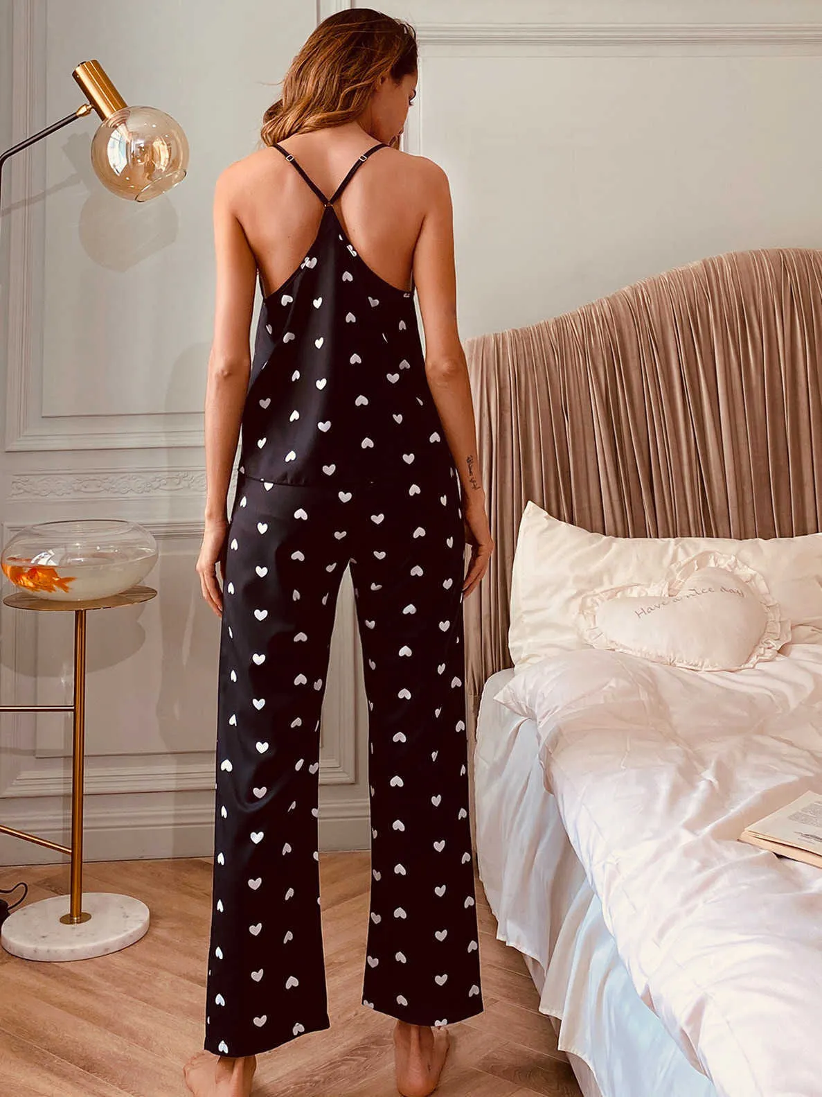 Conjunto de pijamas de dos piezas para mujer Cami top negro con pantalón largo Ropa de dormir de satén Pijamas cómodos Camisón en forma de corazón 211007