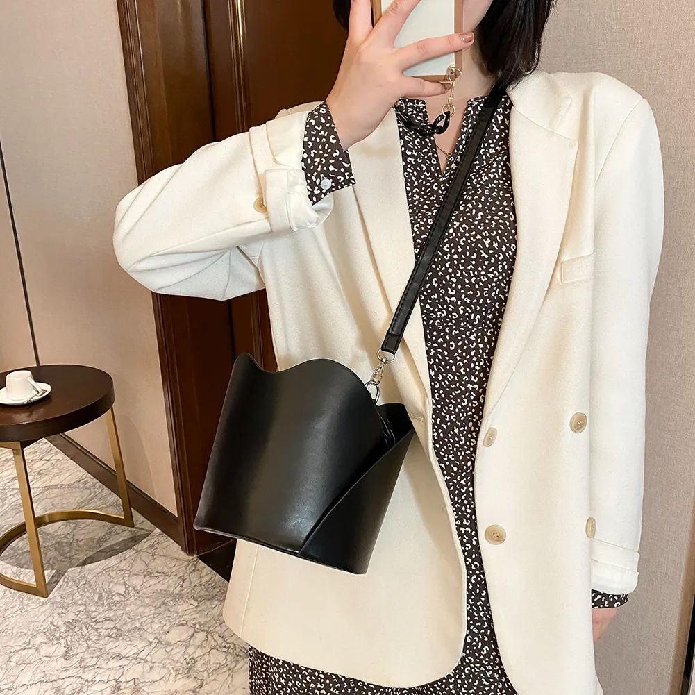 Retro PU Leather Women Shoulder Messenger Bags Fashion Woven Bucket Handbags Casual Solid Color Female Daily Crossbody Bags