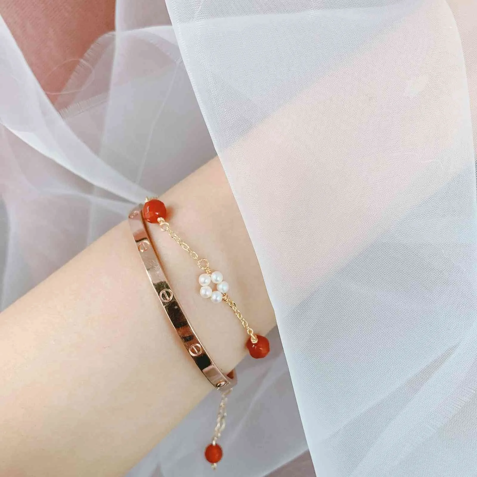 Perla d'acqua dolce naturale Perline di agata rossa sfaccettata femminile Bracciale a catena piantato in oro 14 carati Regalo nuziale da donna fatto a mano