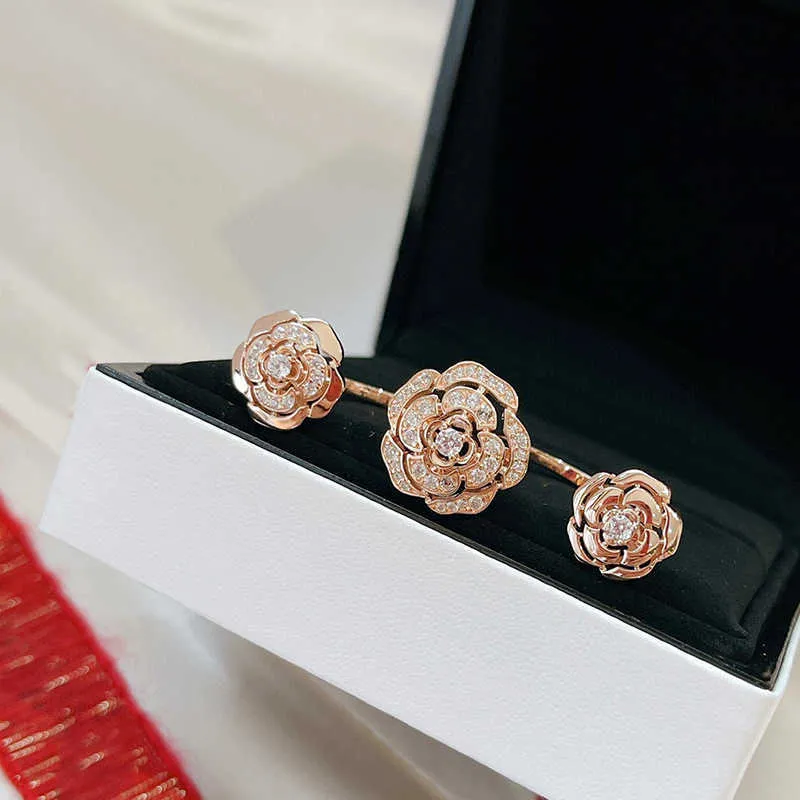 2022 New Fashion Party Pure 925 Sterling Jewelry Women Rose Gold 3 Flower Cuff 조절 가능한 반지 웨딩 쥬얼리 럭셔리 Brand7968198