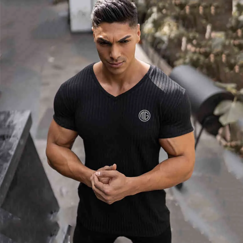 Ny sommar mode män t-shirt stickning v-nacke smal passform gym tee shirt mens kort ärm pullovers tshirts män fitness knittwear 210421