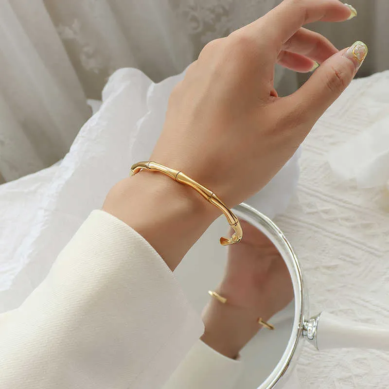 2021 New Ladies French Style Bamboo Open Bracelet Design Sense Titanium Steel Golden Light Luxury Jewelry Does Not Fade Q0717