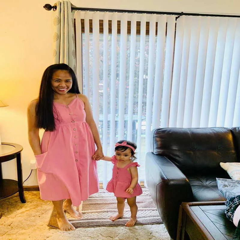 Vårfamiljen matchande kläder 5st sätter mor fader dotter son baby rosa klänning bodysuit plädskjorta e2045 210610