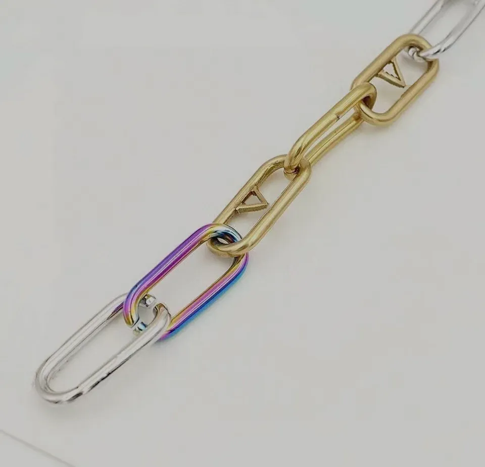 Europa Amerika Mode-sieraden Sets Mannen Goud zilver Regenboog-kleur Hardware Gegraveerde V Brief Handtekening Ketting Armband M8326f