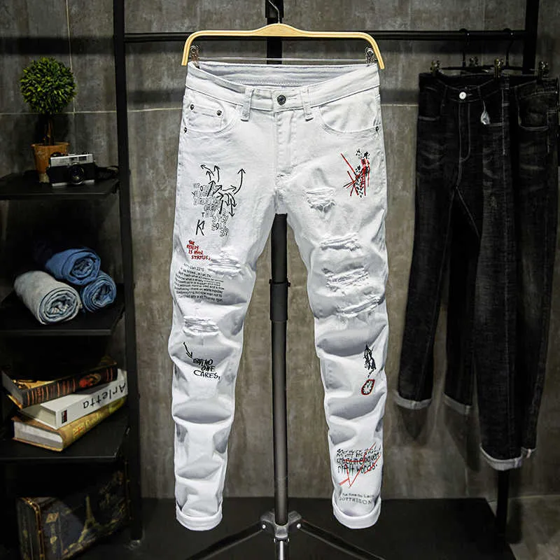 Черные джинсы мужчины тонкие пригонки разорвали разрушенные вышитые буквы уличные одежды мотоцикл джинсы мужчина ковбои вскользь белые джинсовые брюки x0621