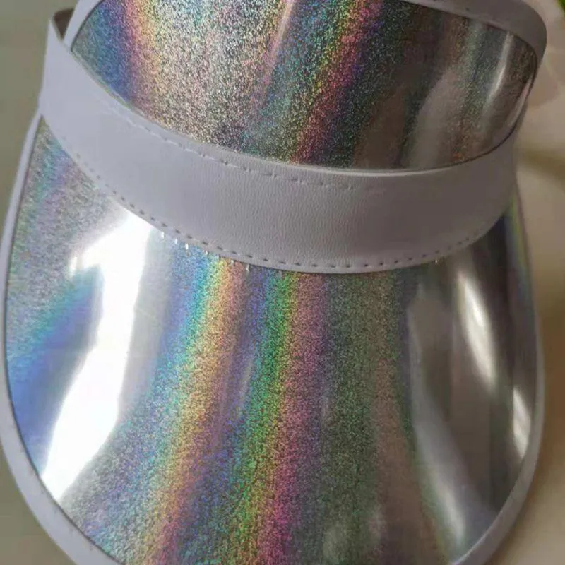 Stingy Brim Hats Kvinnor Girls Summer Metallic Hologram Colored Plastic Wide Curved Sun Visor Hat Elastic Strap Back Hip Hop Empty T1919