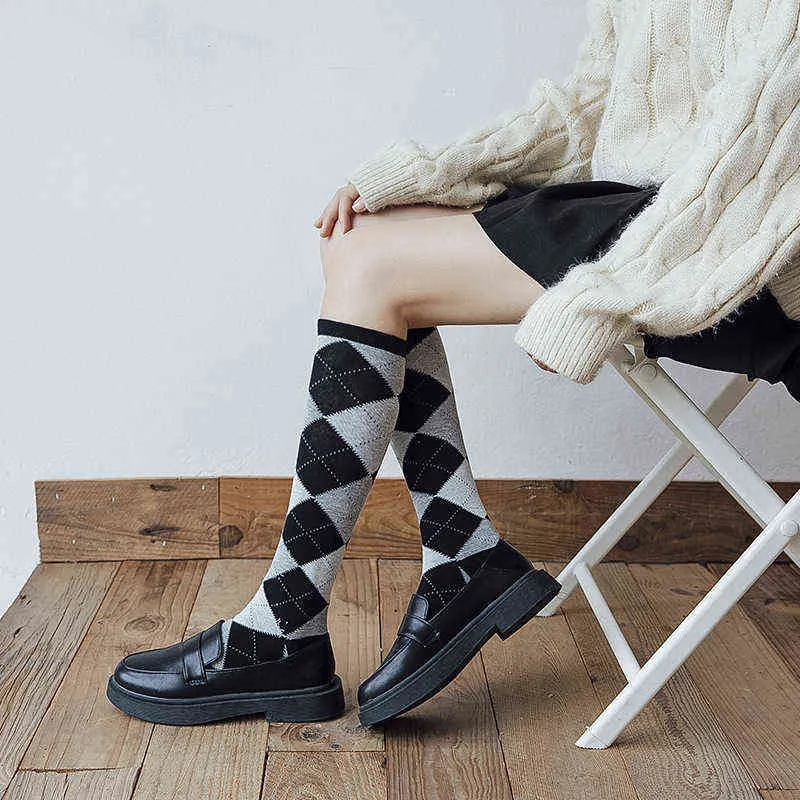 Frauen Kniehohe Strümpfe College Stil Raute Plaid Knie Socken Herbst Winter Warm Halten Weibliche Socke Mode Damen Lange Socken y1119