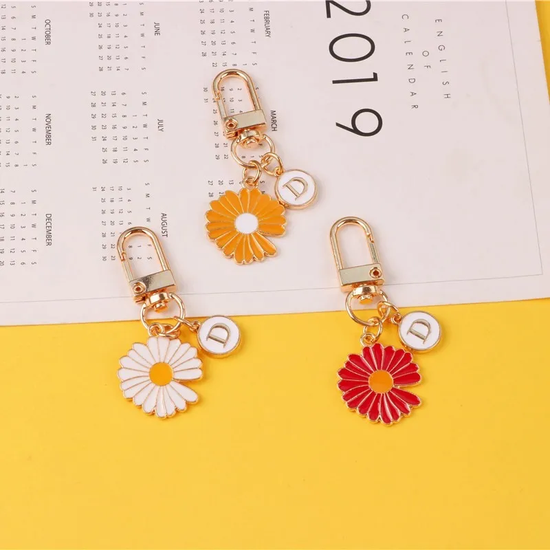 Söt liten daisy blomma mode koreanska nyckelring för kvinnor flicka alfabetet brev nyckelring hörlurar väska hänger