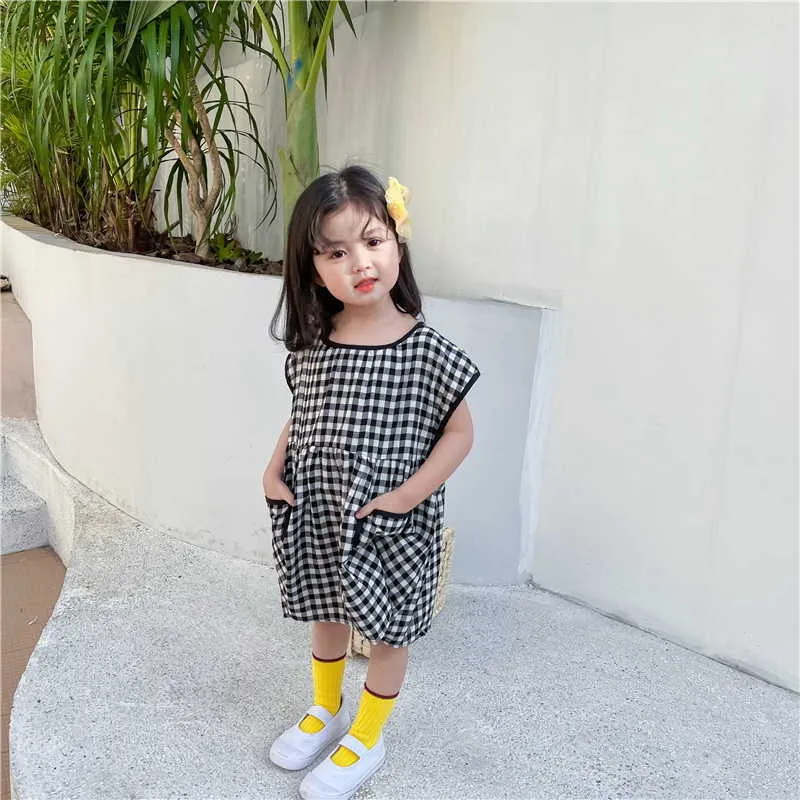 Koreansk stil sommar barn tjejer klänning svart vit pläd korta ärmar prinsessa barn kläder e9022 210610