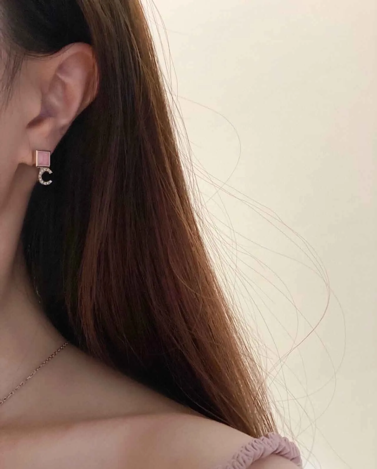 2022 Boucle d'oreille de charme de qualité supérieure avec forme carrée et forme de mots design perles de cristal rose diamant scintillant pour les femmes de mariage 292p