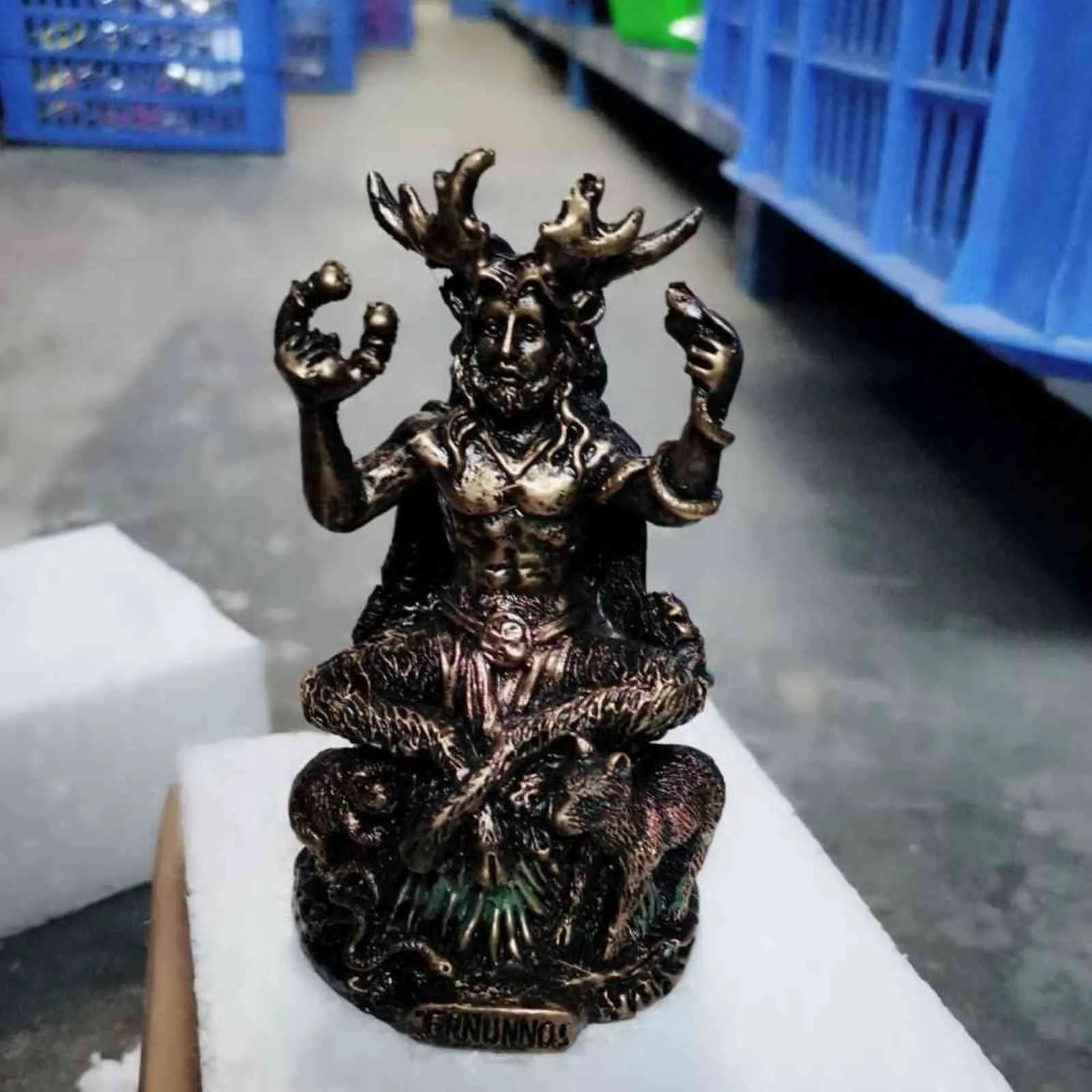 Estatuas de resina Cernunnos Escultura sentada Dios celta Figura Inframundo para la decoración del jardín del hogar 211105