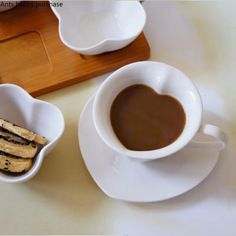 أكواب على الطراز الأوروبي السيراميك يتوهم فنجان قهوة على شكل قلب وصحون مجموعة أبيض بيضاء شاي أواني إبداعية