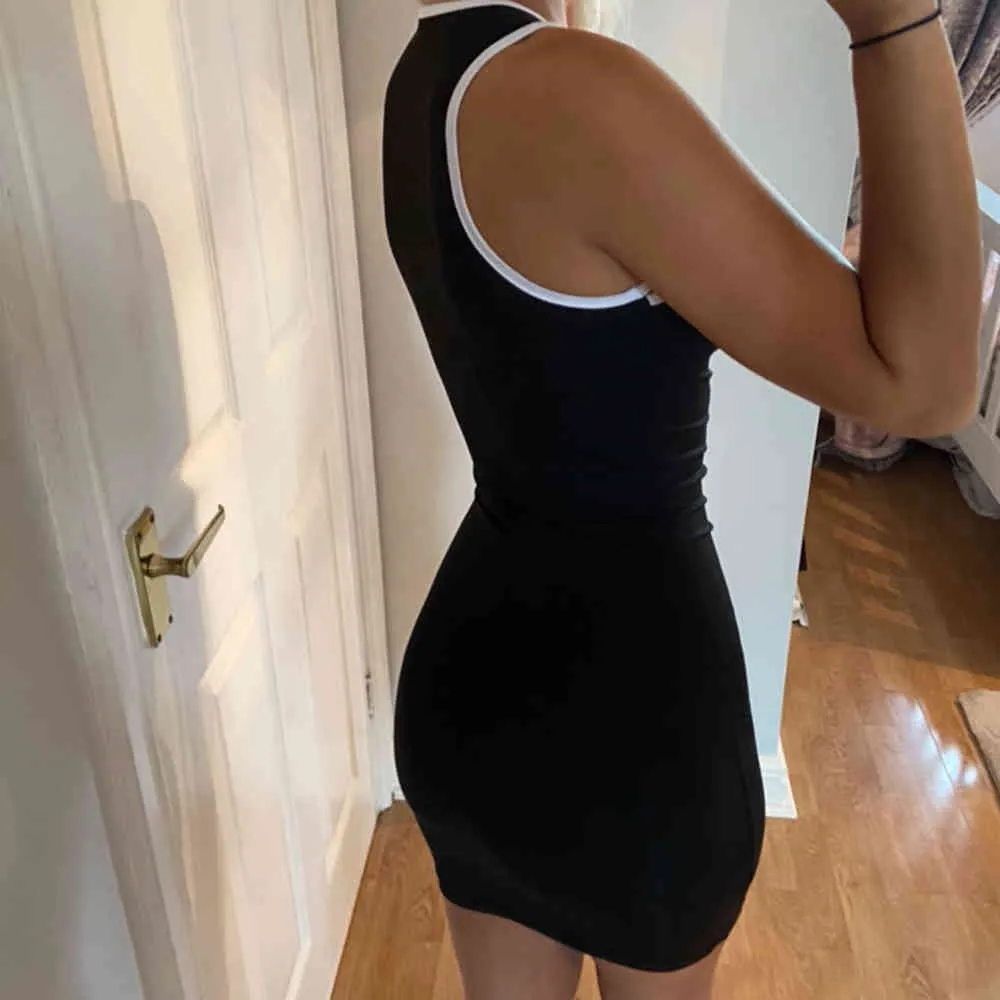 O-nacke sexig bodycon mini klänning kvinnor ärmlös ihålig ut svart vit lapptäcke klänningar sommar strand fest clubwear sundress 210517