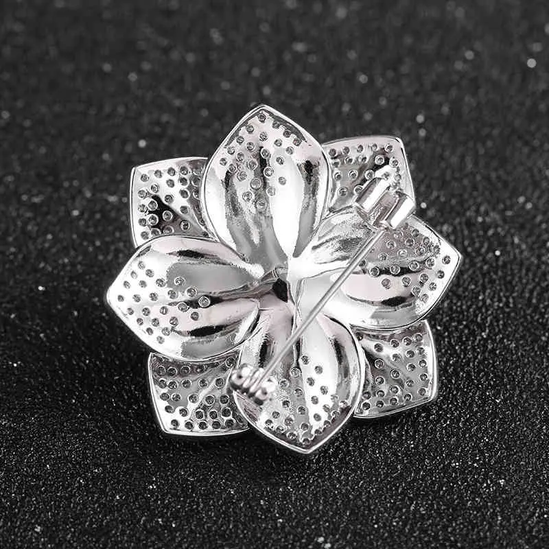 Beautiful Rhinestone Flower Brooch Fashion Vintage Brooches Pins Elegant Floral Romantic Women Dress Coat Accessories Gifts