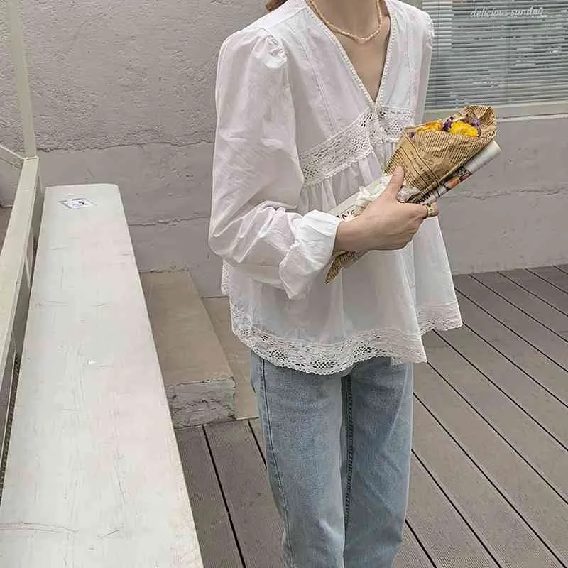 Ezgaga Blusa de remiendo de encaje Mujeres con cuello en V Manga larga Verano Moda coreana suelta Camisas blancas delgadas de un solo pecho elegante 210430