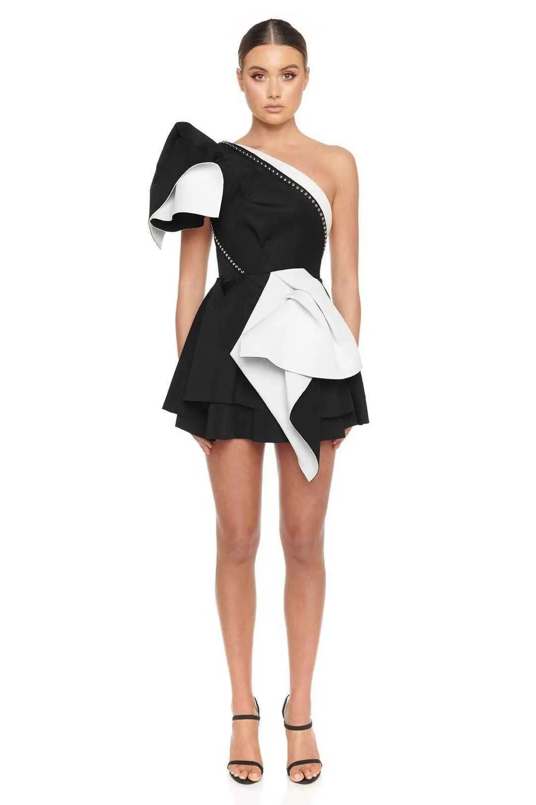 [Deat] sexy strapless fora do ombro uma manga irregular preto e branco contraste vestido vestido mulheres primavera verão 210527